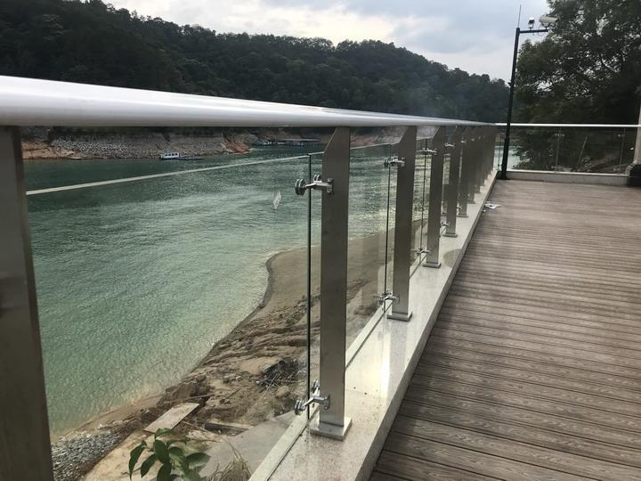 惠州铝合金玻璃栏杆安装方式